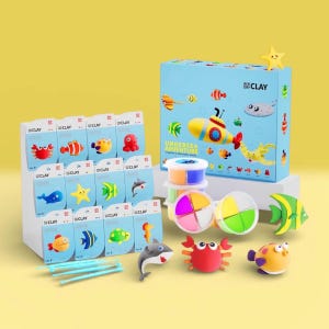 Puede incluir: Una taza de cerámica blanca con un asa negra y el texto "But First, Coffee" en negro y negrita. La taza está sobre una superficie blanca.