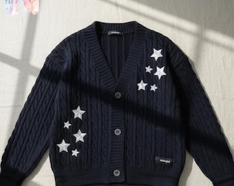ミッドナイトネイビーの星刺繍カーディガン、冬用ニットセーター、春のカジュアルボタンフロントニット、彼女への素敵なギフト