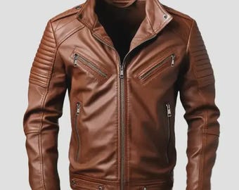 Puede incluir: Chaqueta de cuero marrón con cremallera, múltiples bolsillos con cremallera y detalles acolchados en los hombros. La chaqueta tiene un cuello alzado y un corte entallado, adecuado para diversas ocasiones.