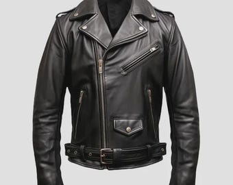 Puede incluir: Chaqueta de cuero negra de estilo motero con cuello de solapa, cremallera asimétrica y múltiples bolsillos con cremallera. La chaqueta tiene un cinturón en la cintura y herrajes plateados. Una prenda de abrigo clásica y atrevida.