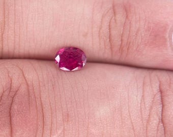 Rubis naturel de taille ovale : 0,74 carat, rubis rouge non traité