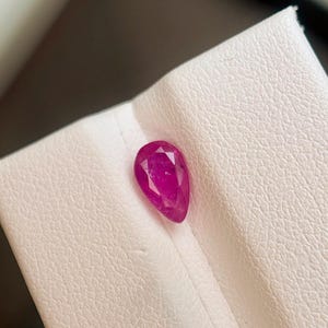 Naturlig päronslipad rubin: 1,09 karat lös röd ädelsten | #02