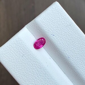 Ouppvärmd rosa röd rubin | 0,42 karat lång oval juli-födelsesten