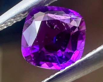 Piedra preciosa hackmanita tenebrescente: cristal de talla cojín de 0,32 ct