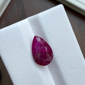 Natürlicher Rubin 4.65 Karat Tropfenform tiefrot | Nicht erhitzter unbehandelter Rubin Edelstein | Loser Rubin | 8.3x13x5.5 mm Bluff Stein