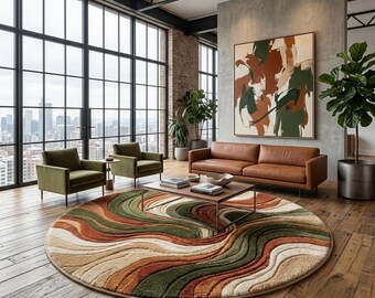 Puede incluir: Una alfombra circular grande con un patrón ondulado y texturizado en tonos verde bosque, naranja quemado, crema y beige. La alfombra tiene un pelo grueso y afelpado con surcos tallados que siguen las líneas onduladas por la superficie.