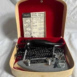 Vintage Falks Globe-Trotter draagbaar reisstrijkijzer uit de jaren 1950 — compleet in originele doos met instructies — retro verzamelobject uit het midden van de eeuw