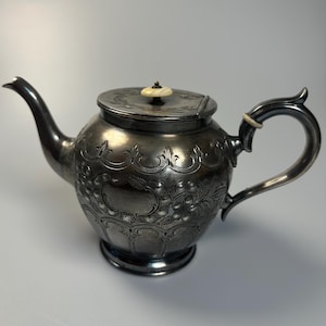 Antieke Victoriaanse verzilverde theepot EPBM 5677 gegraveerde bloemen zilveren theepot