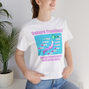 T-shirt Sakura Frontline – Voyage en fleurs de cerisier du Japon | Art de la carte au verso, collage de photos au verso