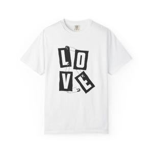 Camiseta unisex con imperdible de amor, símbolo de relación, regalo romántico, San Valentín, ropa informal, estilo desgastado.