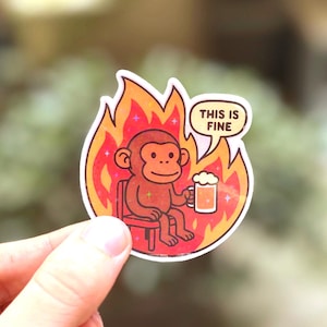 Autocollant Mème “This is Fine” – Sticker Singe Feu et Bière – Humour Noir et Burnout – Holographique ou Brillant – Sticker Drôle