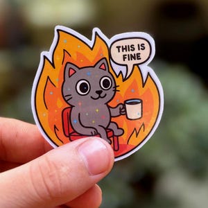 Sticker Chat “This is Fine” – Autocollant Meme Feu Humoristique – Holographique ou Brillant – Chat Drôle et Détendu, Stress, Burnout