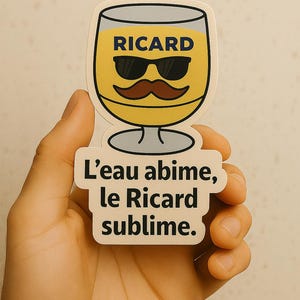 Stickers Ricard Humour – Pastis Autocollant Brillant ou Holographique – Sticker Apéro Drôle – Cadeau Fête des Pères, Ami, Bar, Sud