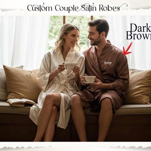 Peignoirs de luxe en satin pour elle et lui | Peignoirs de préparation personnalisés pour le jour du mariage | Peignoir en satin pour couple | Peignoirs assortis | Cadeau pour elle et lui