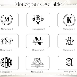 Peut inclure: Pr&eacute;sentation de neuf mod&egrave;les de monogrammes, chacun dans un cadre rectangulaire. Les monogrammes pr&eacute;sentent diff&eacute;rents styles de lettres et &eacute;l&eacute;ments d&eacute;coratifs, dont une couronne, des bois de cerf et des polices stylis&eacute;es. Le texte "Monograms Available" est en haut.