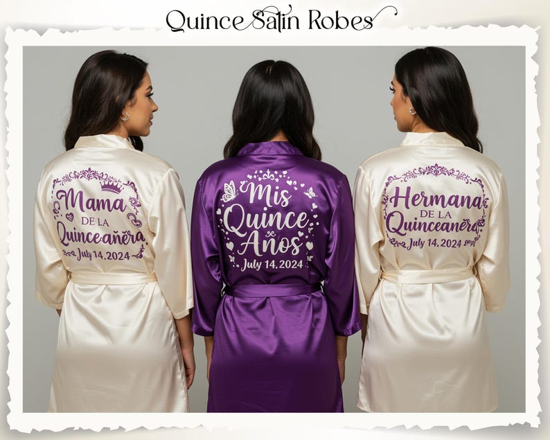 Peut inclure: Trois peignoirs en satin, cr&egrave;me et violet, avec du texte pour une c&eacute;l&eacute;bration de Quincea&ntilde;era. Les peignoirs cr&egrave;me portent l'inscription "Mama de la Quincea&ntilde;era" et "July 14, 2024" au dos. Le peignoir violet porte l'inscription "Mis Quince A&ntilde;os" et "July 14, 2024".