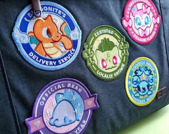 Conjunto de patches termocolantes bordados personalizados de anime fofo, com desenhos kawaii de Dragonite, Sylveon, Bulbasaur e Squirtle. Ideal para mochilas e jaquetas.