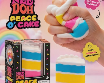 Könnte beinhalten: Ein Nee Doh Peace O' Cake Quetschspielzeug mit einem geschichteten Tortendesign in Weiß, Blau, Gelb und Pink. Die Verpackung zeigt den Text Nee Doh Peace O' Cake und Soft Cloud Squish. Das Spielzeug wird von einer Hand zusammengedrückt.