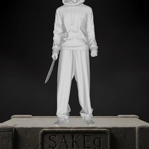 Könnte beinhalten: Eine weiße Statue einer Figur mit Kapuzenpullover, Jogginghose und einer lächelnden Maske. Die Figur hält ein Messer und steht auf einer Steinplattform mit der Gravur "SAKEG". Der Hintergrund ist dunkel.