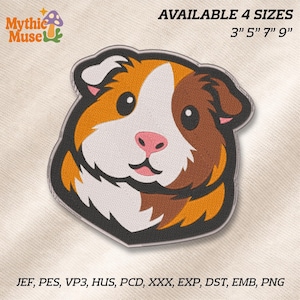 Puede incluir: Parche bordado con la cara de un conejillo de indias con pelaje naranja, marrón y blanco, contorneado en negro. Disponible en 4 tamaños: 7,6 cm, 12,7 cm, 17,8 cm y 22,9 cm. El texto "Mythic Muse" está en la esquina superior izquierda, y "AVAILABLE 4 SIZES" en la parte superior.