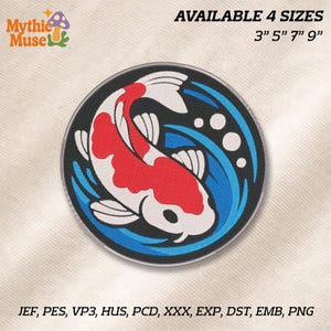 Puede incluir: Parche bordado redondo con un diseño de carpa koi en rojo, blanco y negro, con detalles de agua azul. El parche incluye el texto "AVAILABLE 4 SIZES" y opciones de tamaño: 7.6cm, 12.7cm, 17.8cm y 22.9cm. El logotipo de Mythic Muse está en la esquina superior izquierda.
