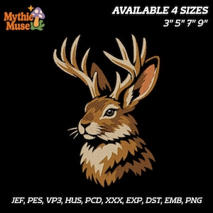 Könnte beinhalten: Gesticktes Design eines Jackalopen mit Geweih, in Braun- und Beigetönen, vor schwarzem Hintergrund. Der Text "AVAILABLE 4 SIZES 3" 5" 7" 9"" (7.6, 12.7, 17.8, 22.9 cm) ist zu sehen. Das Mythic Muse Logo befindet sich oben links.