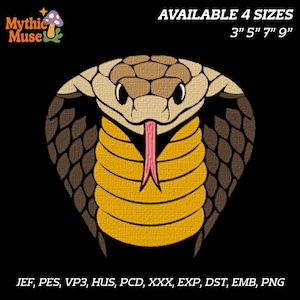 Può includere: Una tazza di ceramica bianca con manico nero e la scritta "But First, Coffee" in grassetto nero. La tazza è appoggiata su una superficie di legno. La tazza è alta 10 cm.