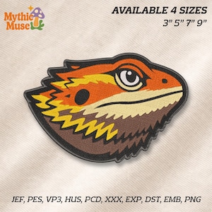 Peut inclure: Une tasse en céramique blanche avec une anse noire et l'inscription "But First, Coffee" en gras noir. La tasse est posée sur un fond flou. La tasse mesure environ 10 cm de hauteur.