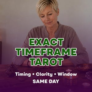 Op de afbeelding: Een persoon met kort blond haar in een grijs overhemd zit aan een houten tafel. De tekst luidt EXACT TIMEFRAME TAROT, Timing, Clarity, Window, SAME DAY. De scène bevat een kleine wierookbrander, een kaars en diverse kleine voorwerpen.