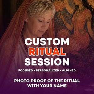 Puede incluir: Un gráfico digital que muestra a una persona con cabello rubio corto, un velo rojo anaranjado y cuentas. El texto dice: CUSTOM RITUAL SESSION, FOCUSED • PERSONALIZED • ALIGNED y PHOTO PROOF OF THE RITUAL WITH YOUR NAME sobre un fondo oscuro.