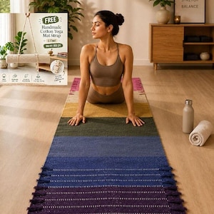 Puede incluir: Una esterilla de yoga rectangular con un patrón de rayas horizontales en tonos amarillo, verde oliva, azul y morado, terminada con pequeñas borlas en los bordes. La esterilla es texturizada y tejida, proporcionando una superficie para ejercicio.