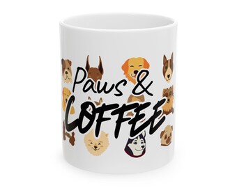 Könnte beinhalten: Weiße Keramik-Kaffeetasse mit dem Text "Paws & Coffee" in schwarzer Schrift. Die Tasse ist mit Illustrationen verschiedener Hunderassen in Braun-, Beige- und Schwarztönen verziert. Ein schönes Geschenk für Hundeliebhaber.