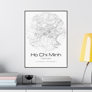 Peut inclure: Une impression encadrée en noir et blanc représentant une carte détaillée de Hô Chi Minh-Ville, Vietnam. Le nom de la ville et le pays sont imprimés en dessous, avec les coordonnées 10°48'38.09" N 106°42'32.92" E.