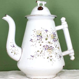 Caffettiera, vaso, decorazione da cucina in stile rustico – raro vaso vintage in smalto bianco dei primi anni del 1900 – grande brocca in metallo con motivi floreali in stile country francese