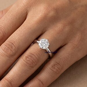 Anillo solitario tulipán con diamante sintético de talla redonda de 1,50 ct, anillo de compromiso de oro macizo de 14k, anillo con engaste catedral de 6 puntas con diseño floral antiguo de loto para mujer.