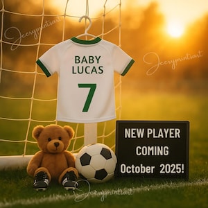Könnte beinhalten: Ein weißes Baby-Fußballtrikot mit grünen Verzierungen, dem Namen "BABY LUCAS" und der Nummer 7 in Grün. Ein brauner Teddybär mit Fußballschuhen und ein Fußball liegen auf dem Rasen. Ein Schild zeigt "NEW PLAYER COMING October 2025!"