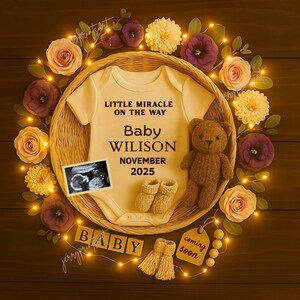 Könnte beinhalten: Babyankündigung mit einem weißen Body mit der Aufschrift "Little Miracle On The Way" und "Baby WILISON NOVEMBER 2025". Enthält einen Teddybären, Babyschuhe und ein Ultraschallbild, umgeben von Blumen und Lichterketten.