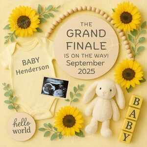 Könnte beinhalten: Gelbe Babyankündigung mit Sonnenblumen, einem Body mit "BABY Henderson", einem Ultraschallbild, einem Stoffhasen und Blöcken mit "BABY". Die Ankündigung lautet "THE GRAND FINALE IS ON THE WAY! September 2025".