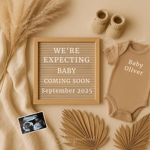 Könnte beinhalten: Eine Babyankündigung in neutralen Tönen. Sie zeigt eine Buchstabentafel mit dem Text "WE'RE EXPECTING BABY COMING SOON September 2025." Das Bild enthält einen Strampler, Babyschuhe, einen Ultraschall und getrocknete Dekopflanzen.