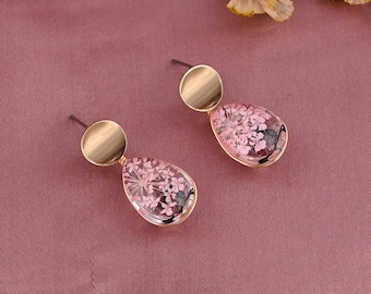 Messing bloemenhars oorbellen, gedroogde roze bloemen, botanische sieraden