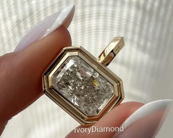 Colgante de moissanita de talla esmeralda con bisel engastado. Colgantes de moissanita de 3,00 ct con diamantes esmeralda para mujer. Regalo de aniversario en oro amarillo de 14 k.