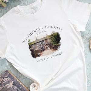 Wuthering Höhes tailliertes T-Shirt von Wuthering Höhes von Emily Bronte - Frauen Tshirt - Literarisches Reise Shirt
