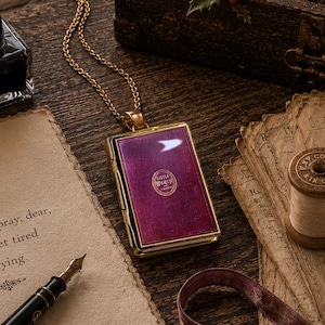 Collier souvenir littéraire « Les Quatre Filles du docteur March » | Pendentif livre miniature | Médaillon livre plaqué or | Cadeau pour les amoureux des livres et les lecteurs