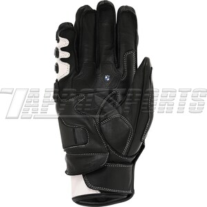K&ouml;nnte beinhalten: Schwarze Motorradhandschuhe aus Leder mit wei&szlig;en Akzenten und N&auml;hten. Merkmale sind gepolsterte Kn&ouml;chel, eine verst&auml;rkte Handfl&auml;che und das BMW-Logo. Entwickelt f&uuml;r Schutz und Griffigkeit.