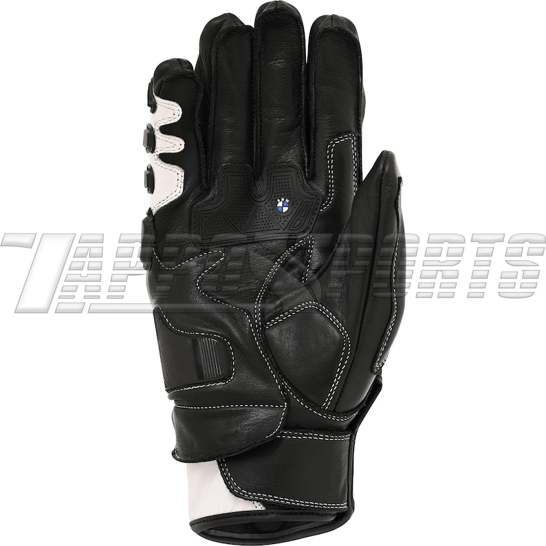 K&ouml;nnte beinhalten: Schwarze Motorradhandschuhe aus Leder mit wei&szlig;en Akzenten und N&auml;hten. Merkmale sind gepolsterte Kn&ouml;chel, eine verst&auml;rkte Handfl&auml;che und das BMW-Logo. Entwickelt f&uuml;r Schutz und Griffigkeit.