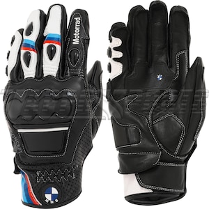 K&ouml;nnte beinhalten: Schwarze und wei&szlig;e Motorradhandschuhe mit dem Wort "Motorrad" auf der Seite. Die Handschuhe haben wei&szlig;e Akzente, ein blaues, rotes und wei&szlig;es Streifendesign und das BMW-Logo. Die Handschuhe sind aus Leder.
