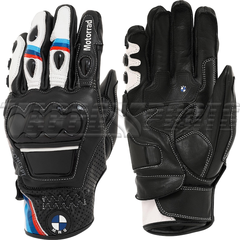 K&ouml;nnte beinhalten: Schwarze und wei&szlig;e Motorradhandschuhe mit dem Wort "Motorrad" auf der Seite. Die Handschuhe haben wei&szlig;e Akzente, ein blaues, rotes und wei&szlig;es Streifendesign und das BMW-Logo. Die Handschuhe sind aus Leder.