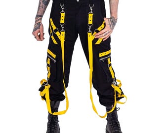 Pantalones de estilo cyberpunk techwear: Ropa urbana gótica negra y amarilla con cadenas.
