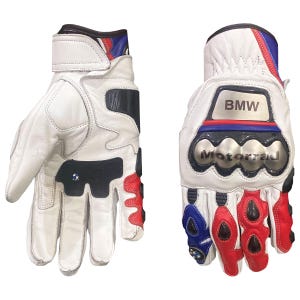 Puede incluir: Guantes de moto de cuero blanco con detalles en negro, rojo y azul. Los guantes muestran el logotipo de BMW y la palabra "Motorrad". Tienen protecci&oacute;n para los nudillos y correas para la mu&ntilde;eca.