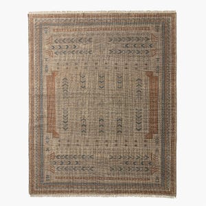 Peut inclure: Tapis rectangulaire avec un champ central beige et une bordure détaillée. Le tapis présente des motifs géométriques dans des tons de marron, de gris et de bleu. Le design comprend des flèches, des chevrons et des losanges.
